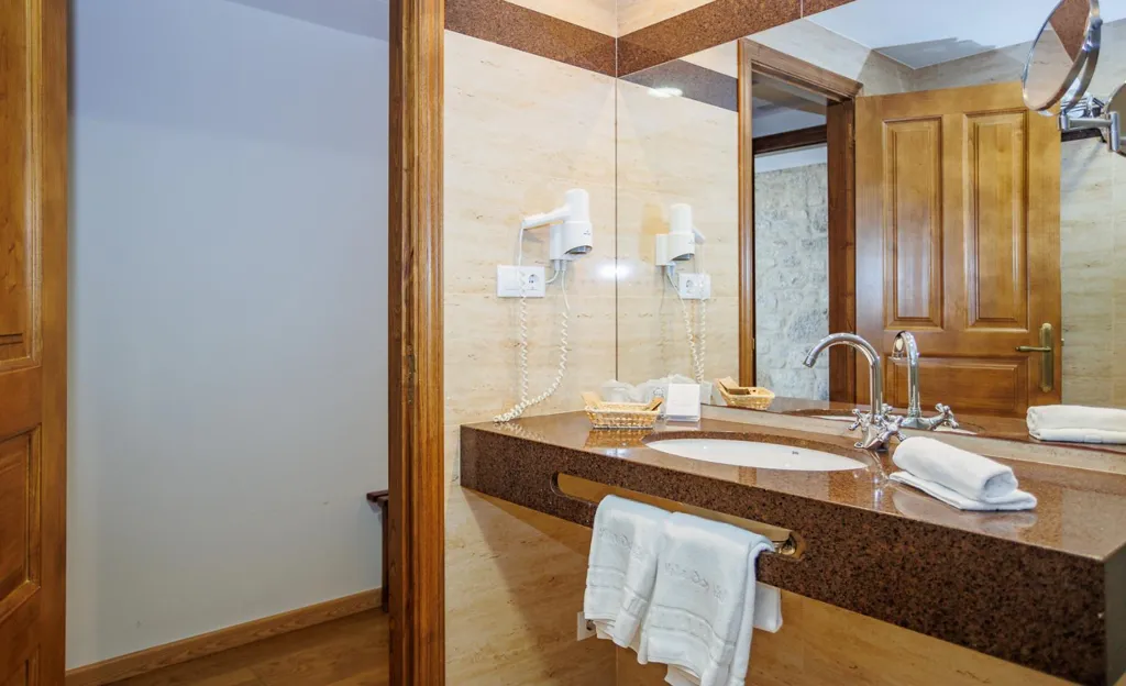 Bathrooms - Traditional Hotel with River View in Valadouro