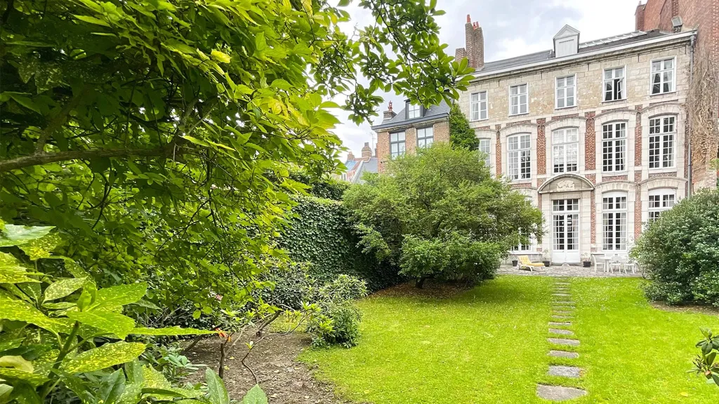 Aed - Historic Mansion with Garden in Old Lille