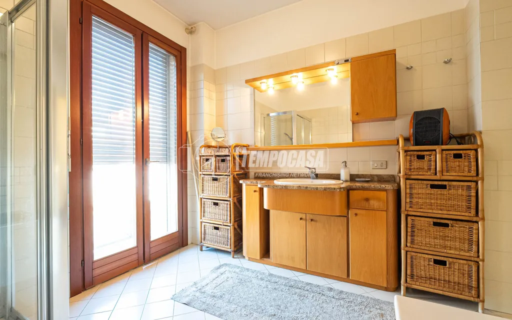 Salles de bain - Mansard Apartment with Balcony in Mariano Comense