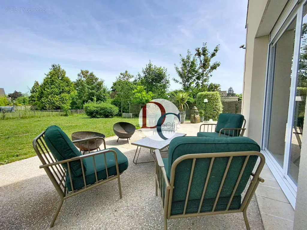 Terrasse - Maison Contemporaine avec Piscine à Senlis