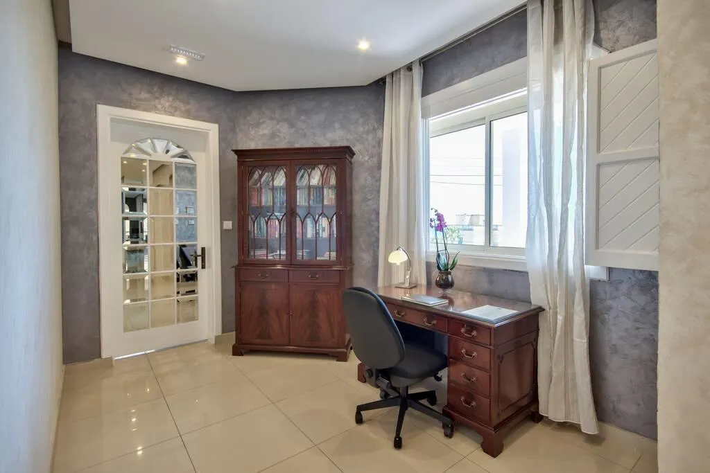 Office - 4-bedroom house in Ibragg