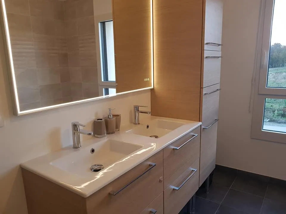 Salles de bain - Maison Contemporaine avec Piscine à Romillé