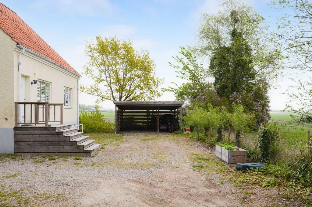 Välivaade - Villa with Renovation Potential in Lilla Beddinge