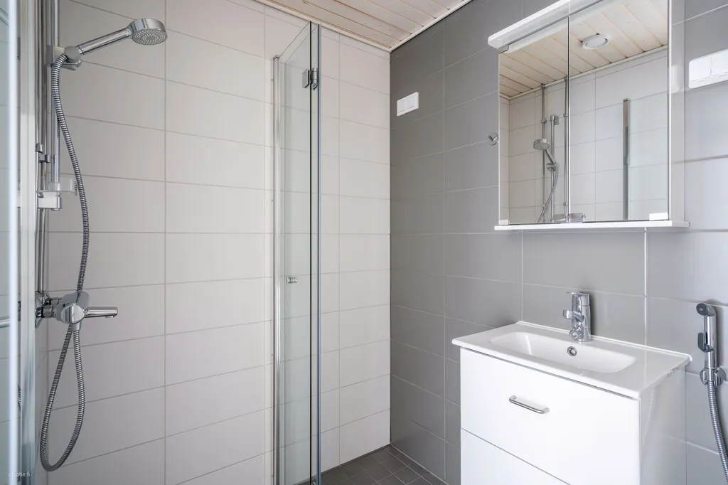 Salles de bain - Modernised Studio with Balcony in Koskela, Helsinki