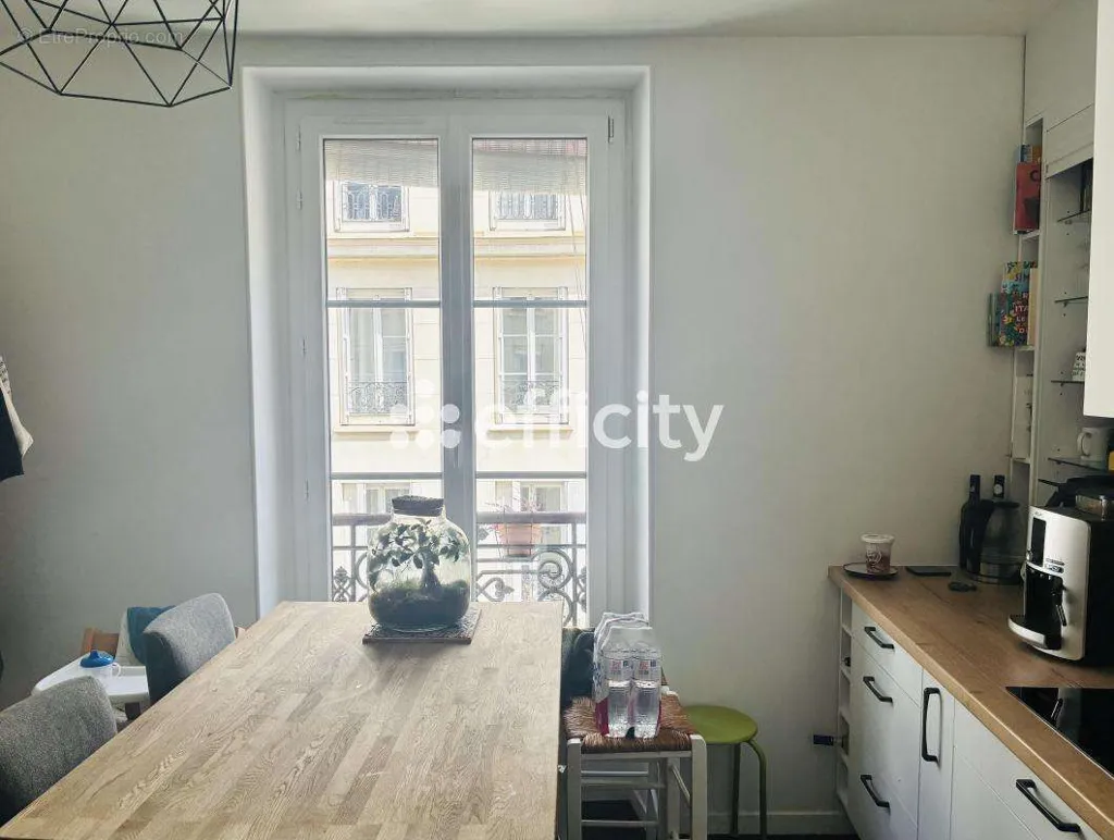 Cuisine - Appartement avec Vue Cour dans le 10ème Arrondissement de Paris