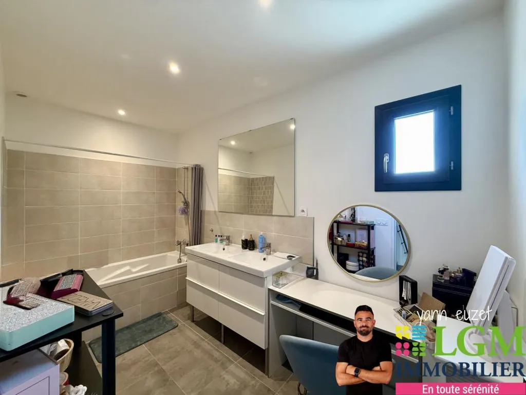 Bathrooms - Contemporary House with Pool in Boisseron