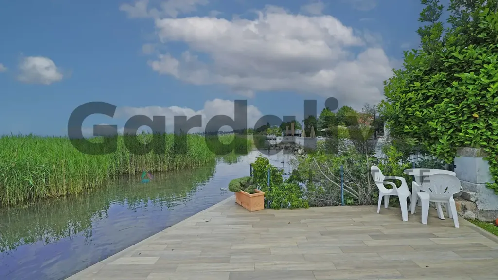 Terrass - Lakefront Bilocale with Garden in Sirmione