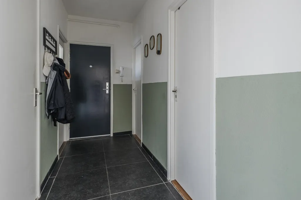 Esik - Portiekflat with Zuidas View in Amsterdam