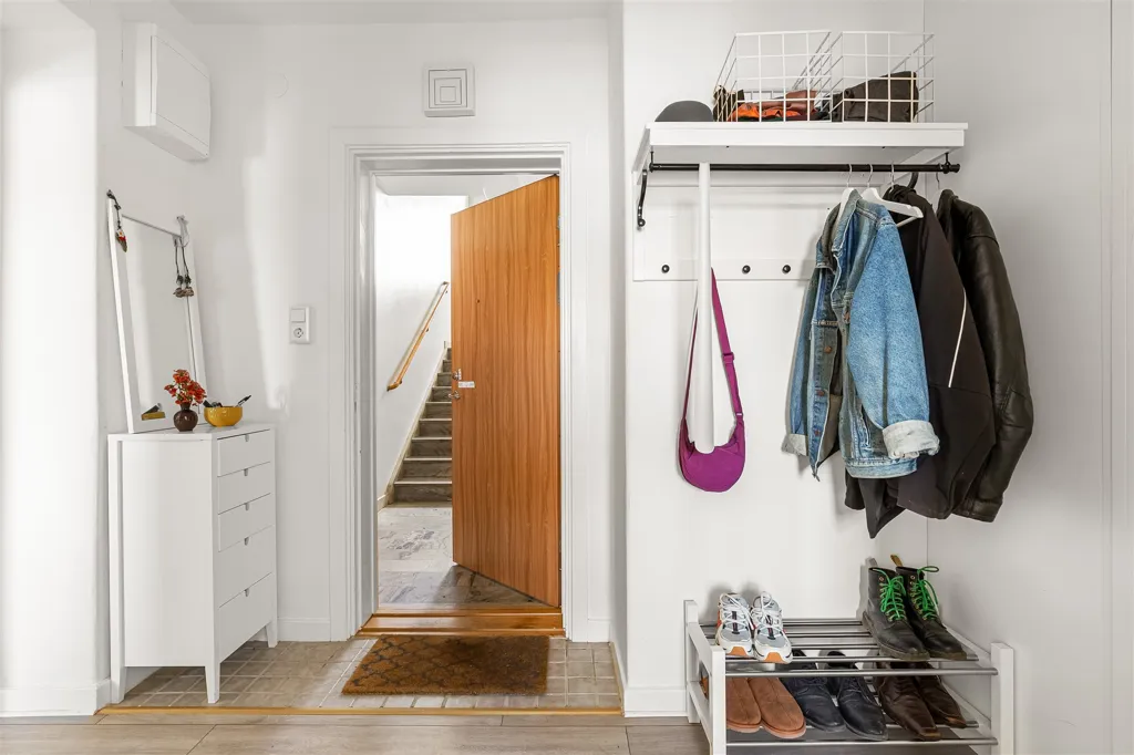 Entrée - Renovated Flat with South-Facing Balcony in Salabacksgatan