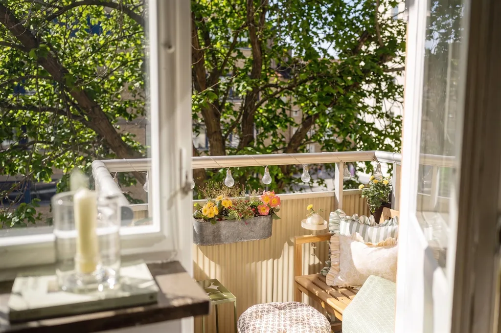 Balcon - Funkis House with South-Facing Balcony in Södermalm