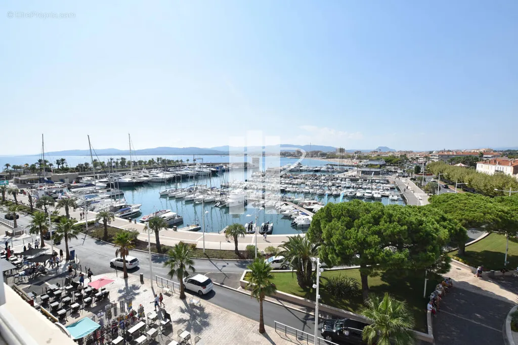 Apartment with Sea View in Saint-Raphaël