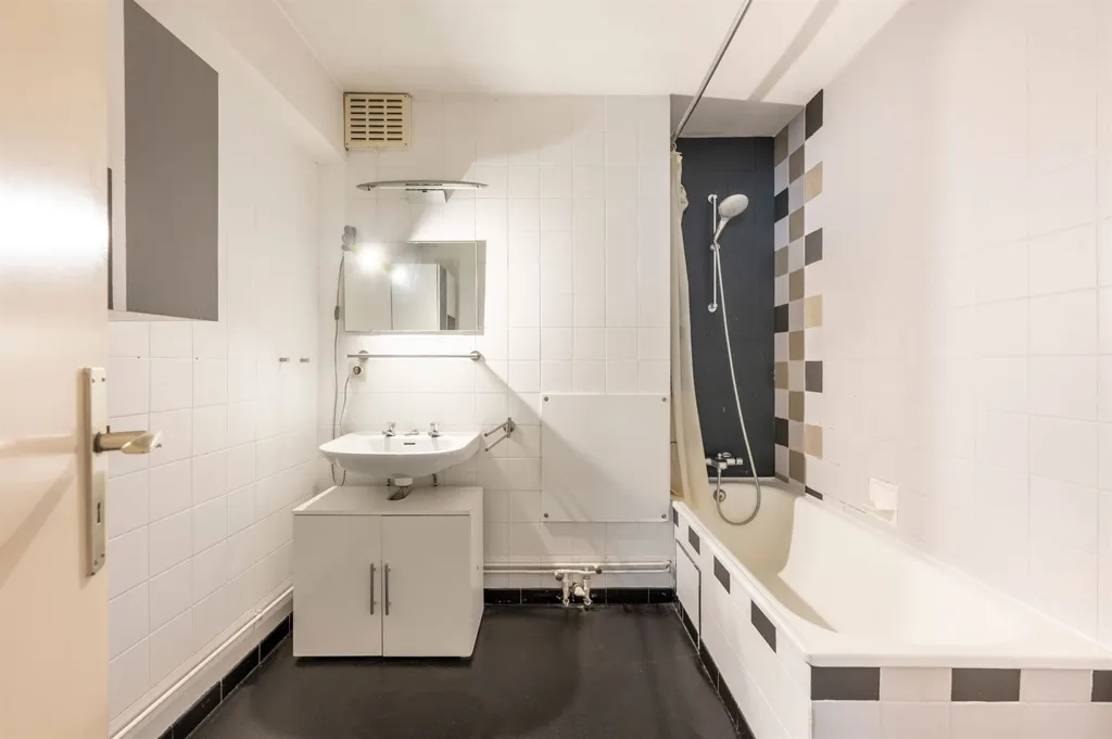 Salles de bain - Appartement à Rénover avec 2 Chambres à Borgerhout