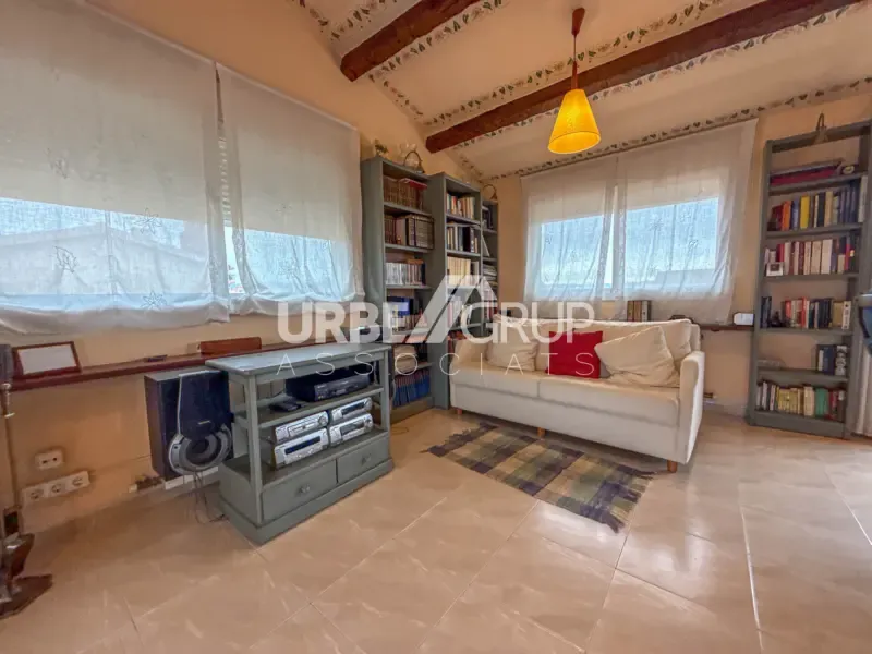 Elutuba - Detached Corner House with Multiple Terraces in Martorell