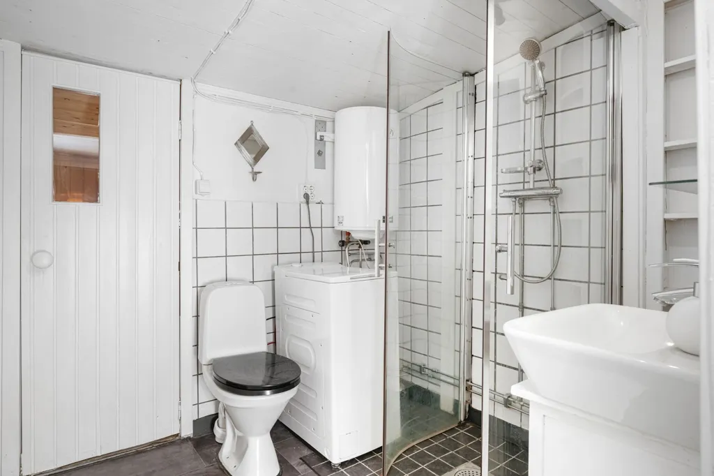 Salles de bain - Three-Unit Property with Garden in Stäket