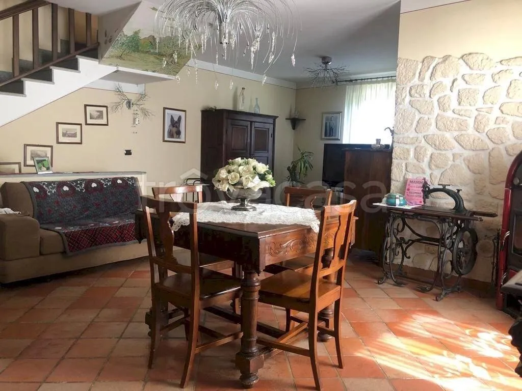 Salle à manger - Villa with Garden and Terraces in Torre Pellice