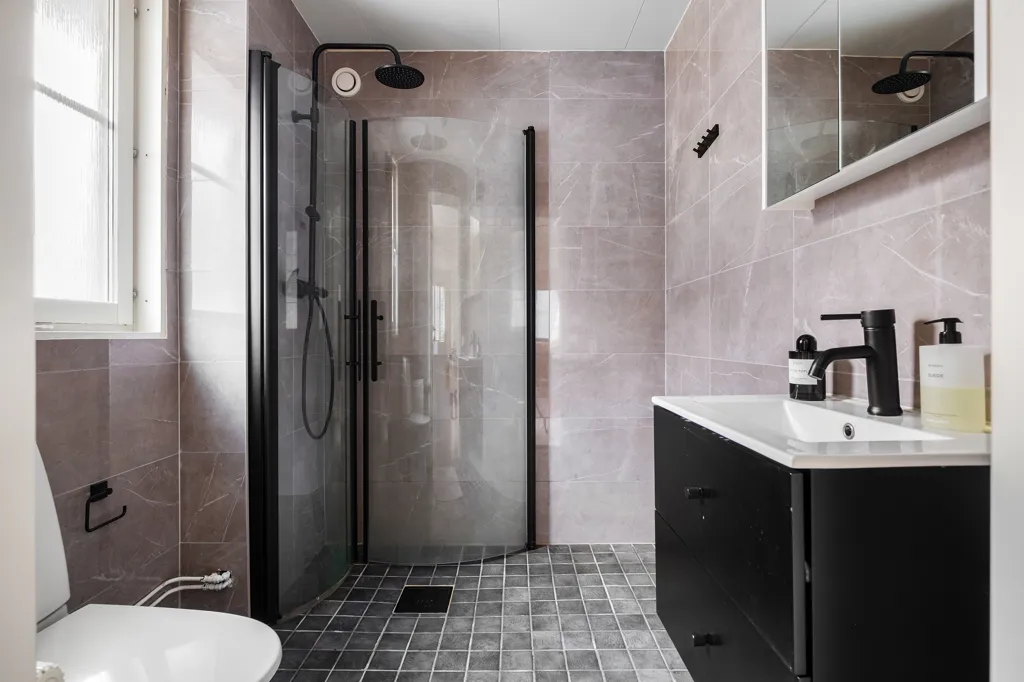 Salles de bain - Modernised Chain House with Terrace in Bruntebacken