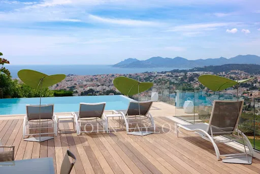 Piscine - Villa Contemporaine avec Vue Mer au Cannet