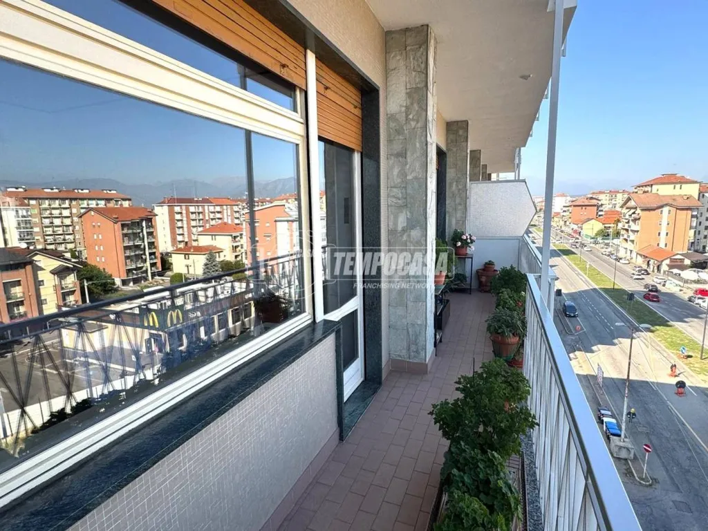 Rõdu - Rearranged Apartment with Balcony in Collegno