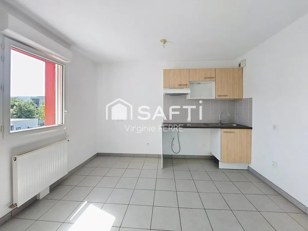 Kitchen - 3-Bedroom Apartment with Terrace in Royan
