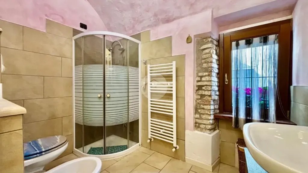 Salles de bain - Rustic Trilocale with Vaulted Ceiling in Desenzano del Garda