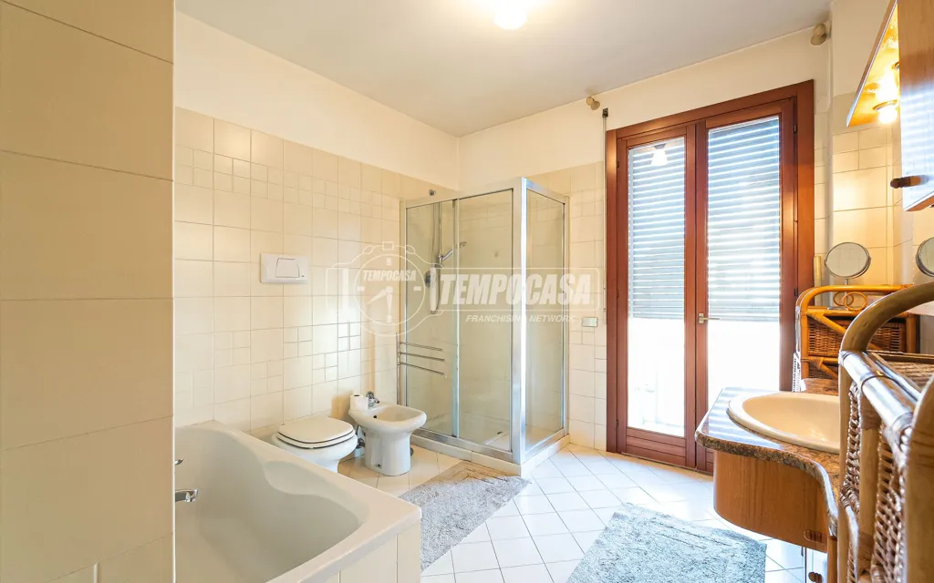 Salles de bain - Mansard Apartment with Balcony in Mariano Comense