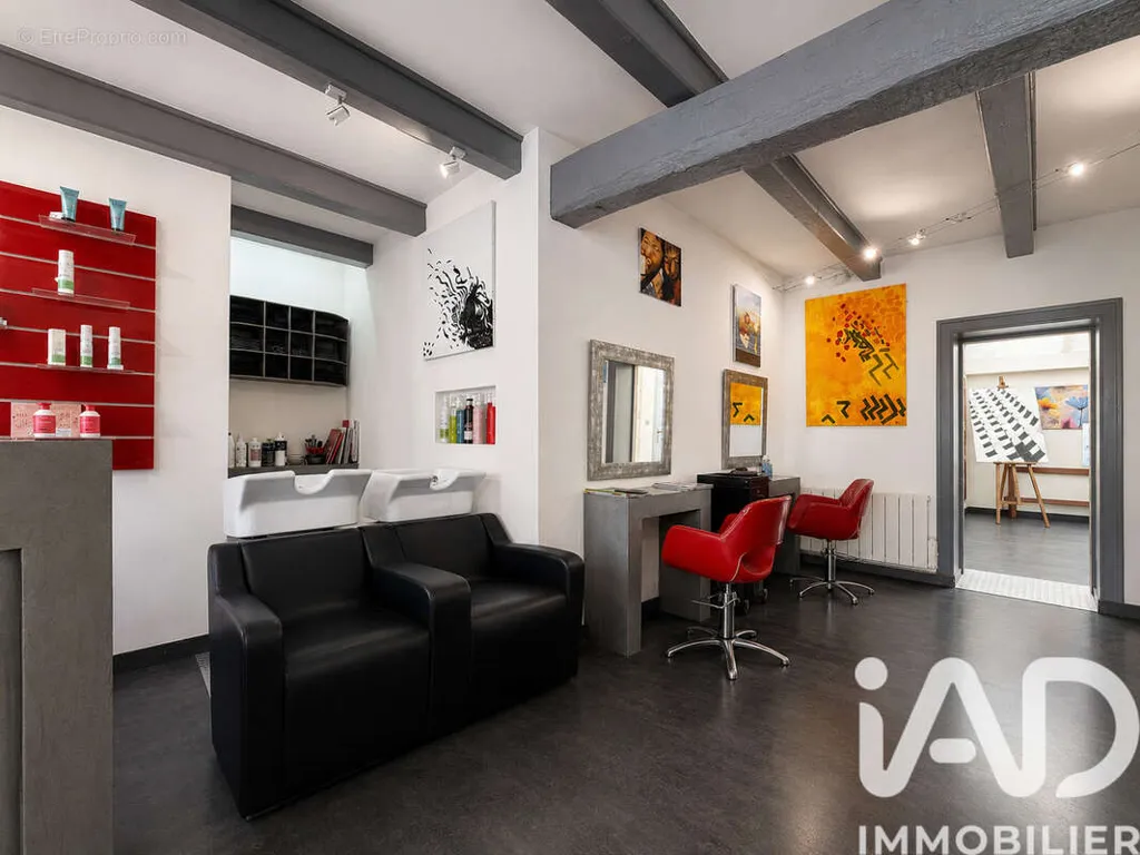 Coiffeur Salon with Parking in Nuaillé-d'Aunis