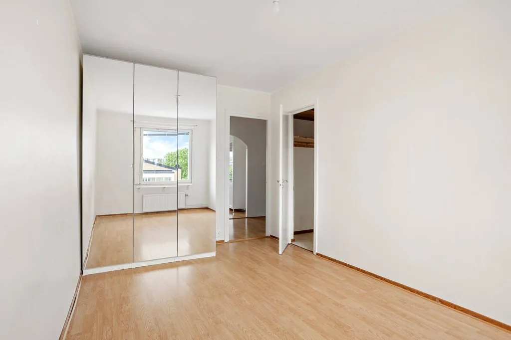 Pièces - Spacious 2nd Floor Flat with Balcony in Sunny Location