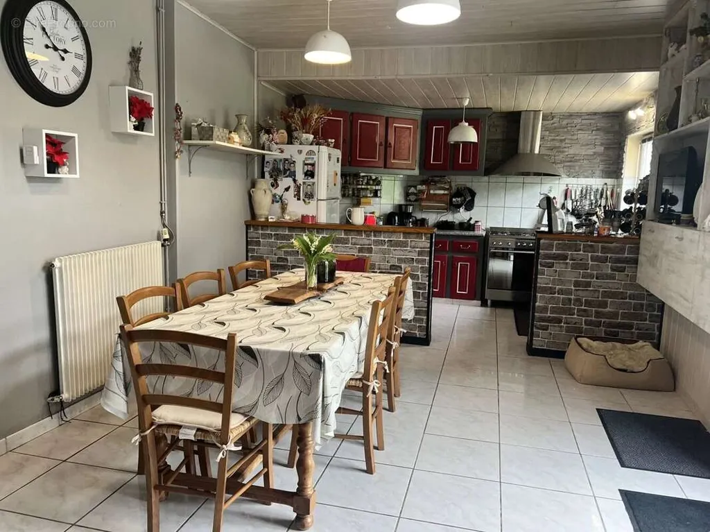 Salle à manger - Maison de Plain-Pied avec Dépendance dans un Cadre Naturel