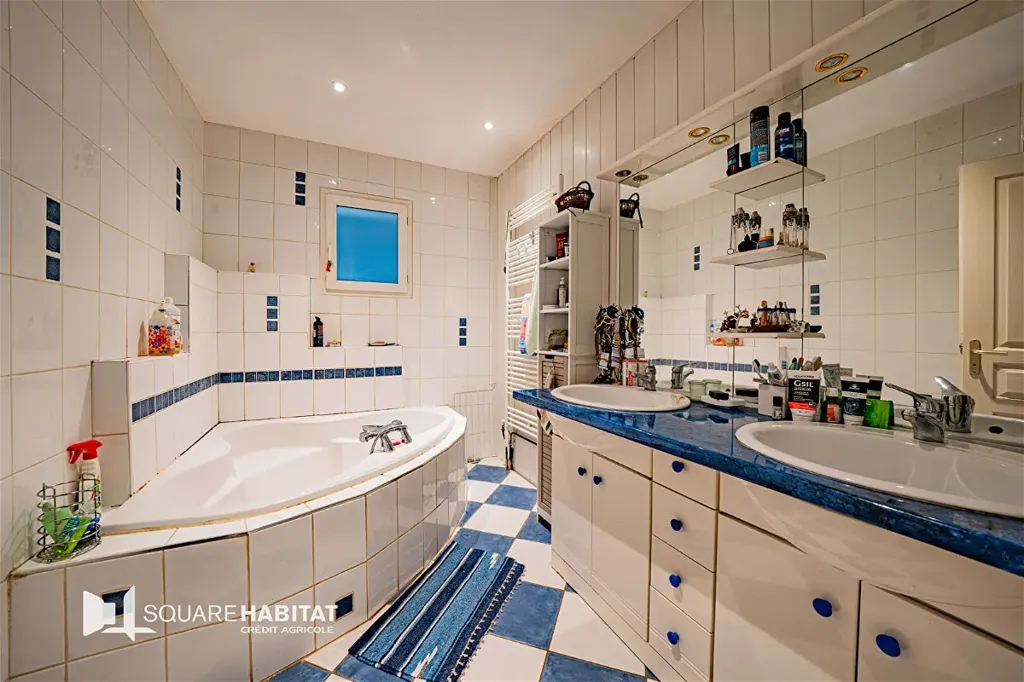 Salles de bain - Maison de Plain-Pied avec Piscine à Jujurieux