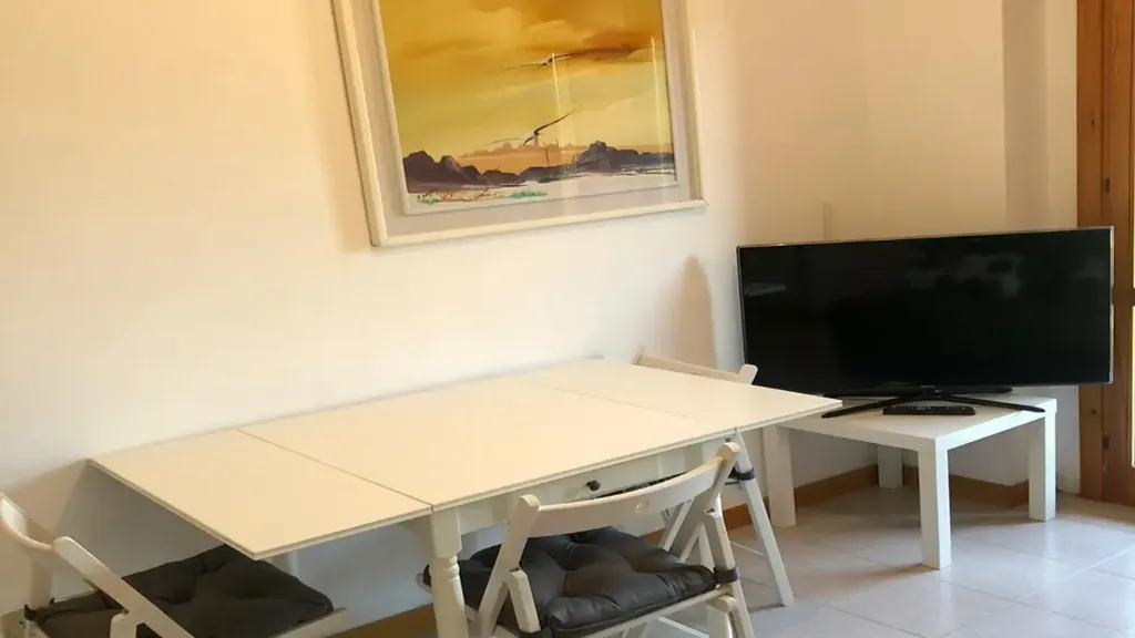 Söögituba - Modern Studio with Balcony in Assago
