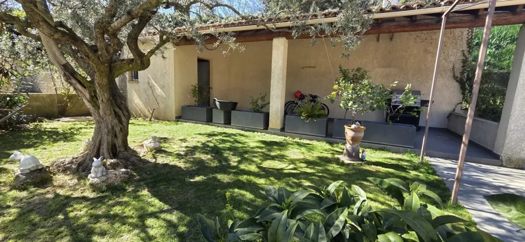 Jardin - Maison avec Piscine et Jardin à Bedarrides