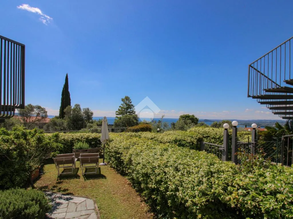 Jardin - Twin-Storey Apartment with Lake View in Vigole