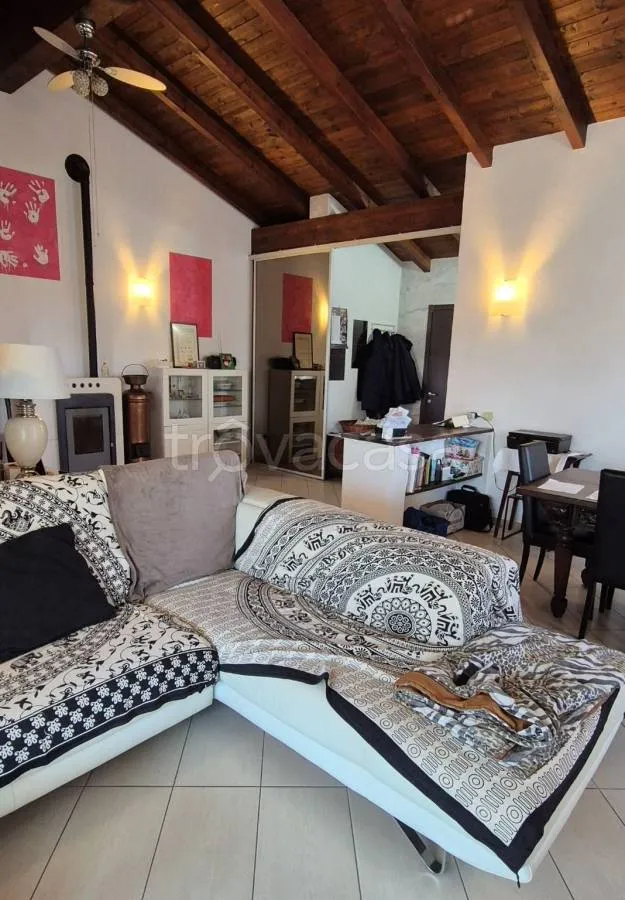 Soggiorno - Rustic Bifamily Villa with Garden in Trecate