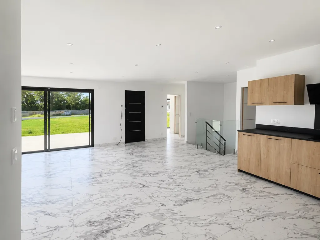 Cucina - Contemporary Villa with Solar Panels in Pujaudran