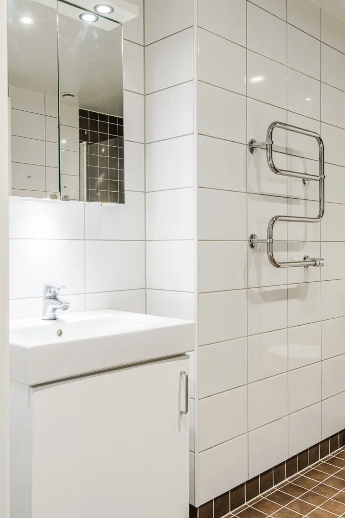 Vannitoad - Mixed-Use Property with Balcony in Upplands-Bro