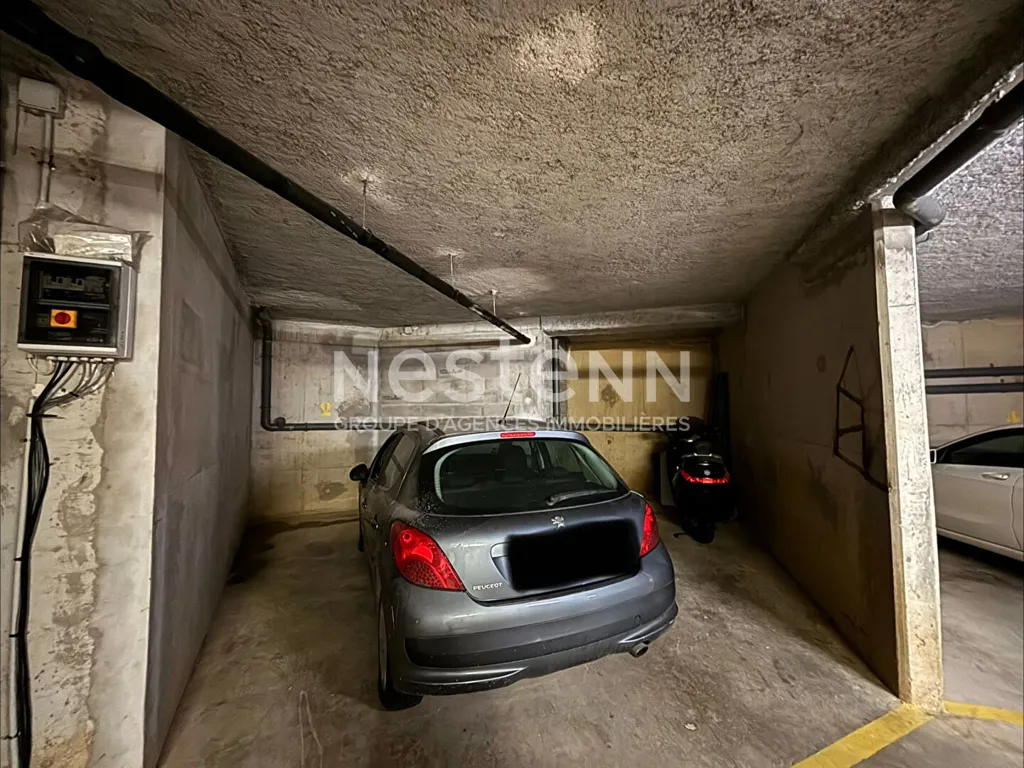 Garage - Appartement avec Balcon et Parking à Igny, Secteur Sablons