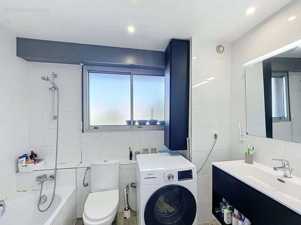 Bathrooms - Luxury Apartment with Sea View in Nice