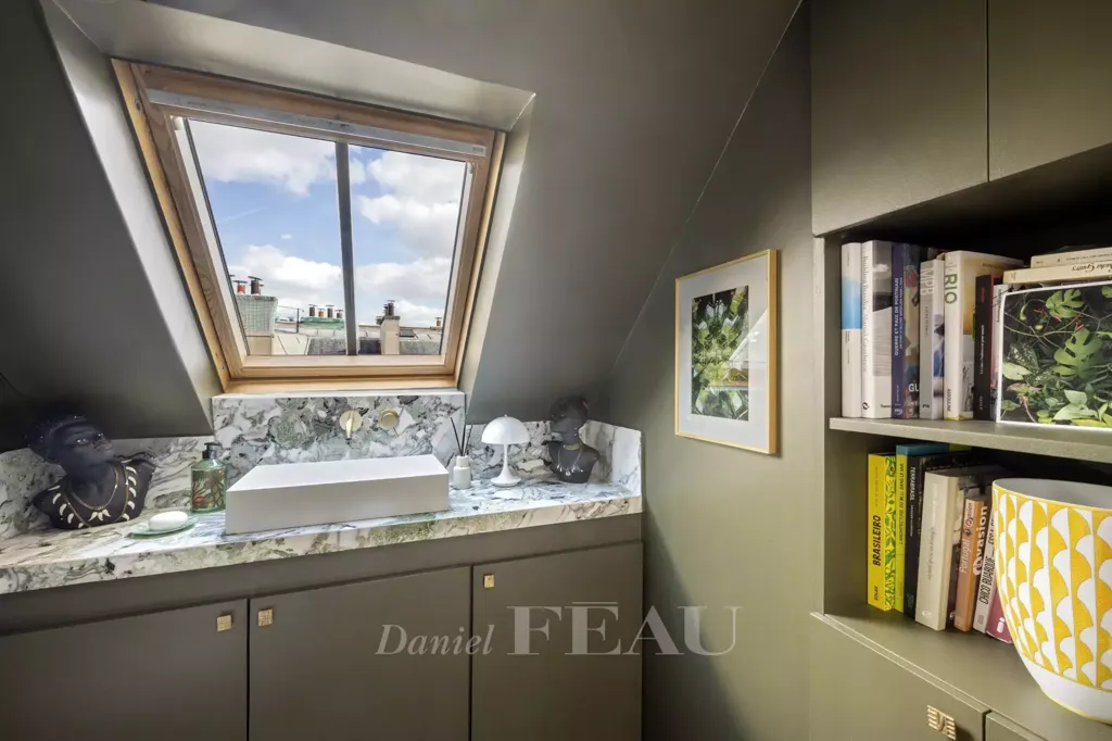 Vannitoad - Renovated Parisian Apartment with Panoramic Views
