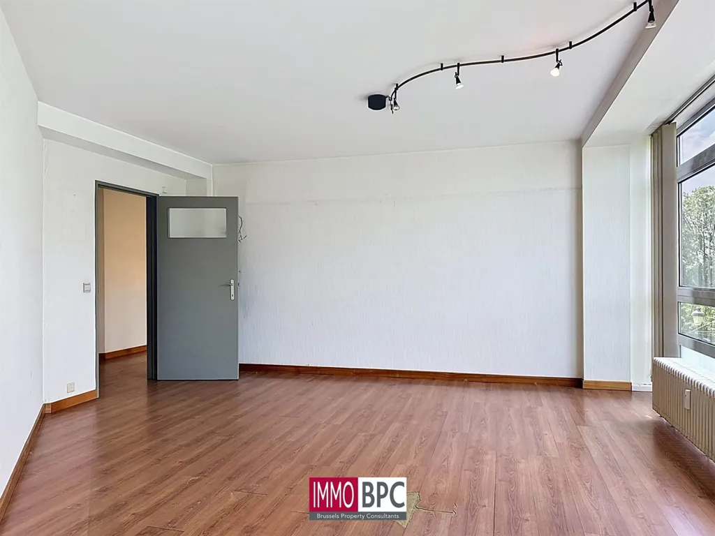 Pièces - Espace de Bureau avec Luminosité Naturelle à Molenbeek-Saint-Jean