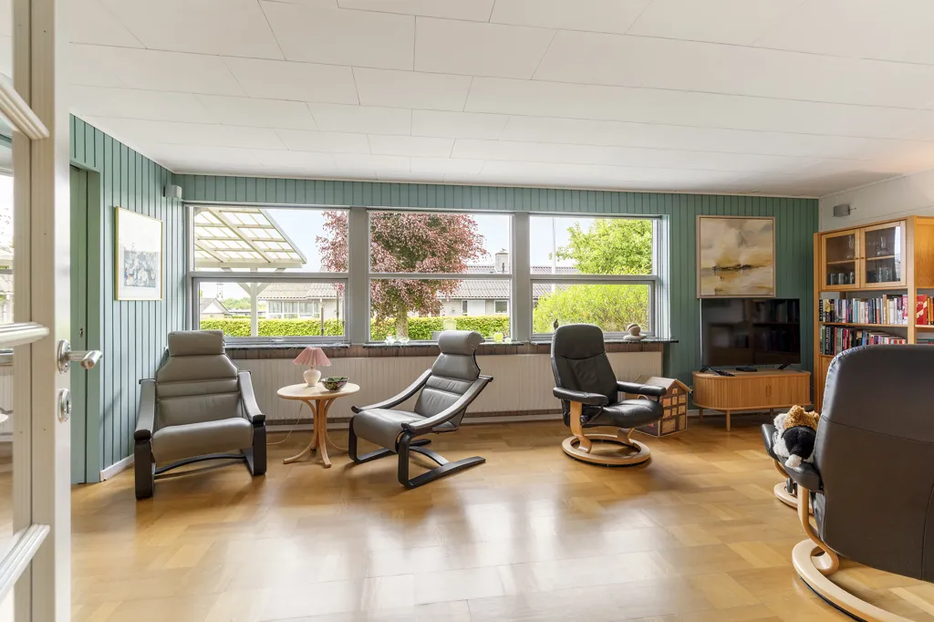 Living Room - Modernised Villa with Garden in Linde