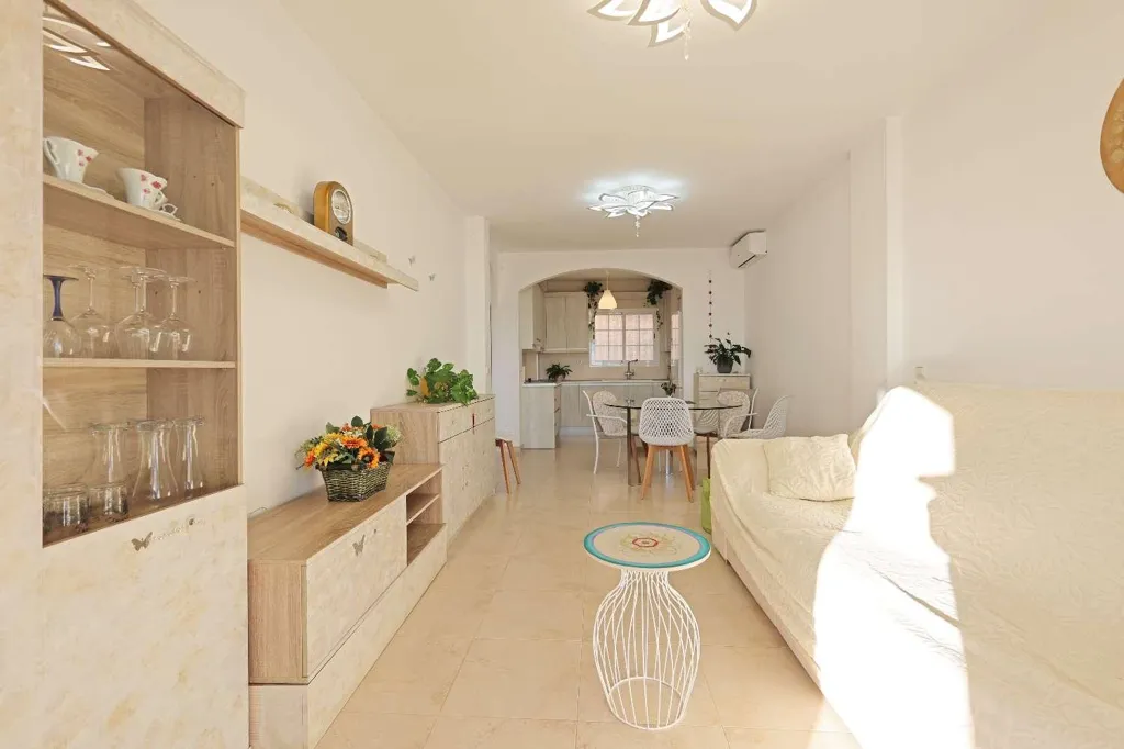 Elutuba - South-Facing Villa with Sea Views in Torrox Park
