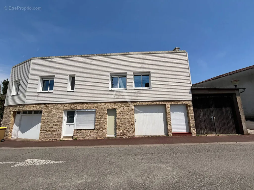 Välivaade - Immeuble with Apartments and Barn in Les Achards