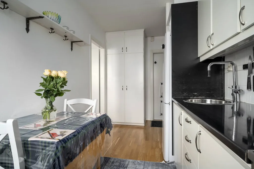Cucina - Well-Planned Two-Bedroom Flat with Garden Access
