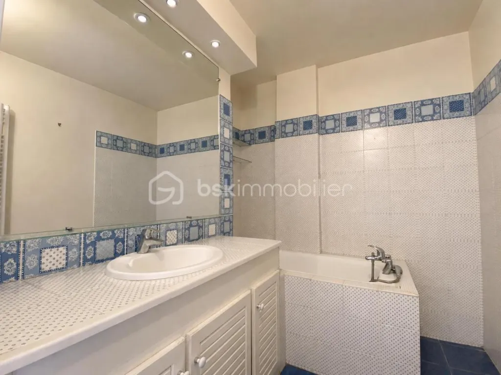 Salles de bain - Appartement 4 Pièces avec Balcon dans Résidence Calme