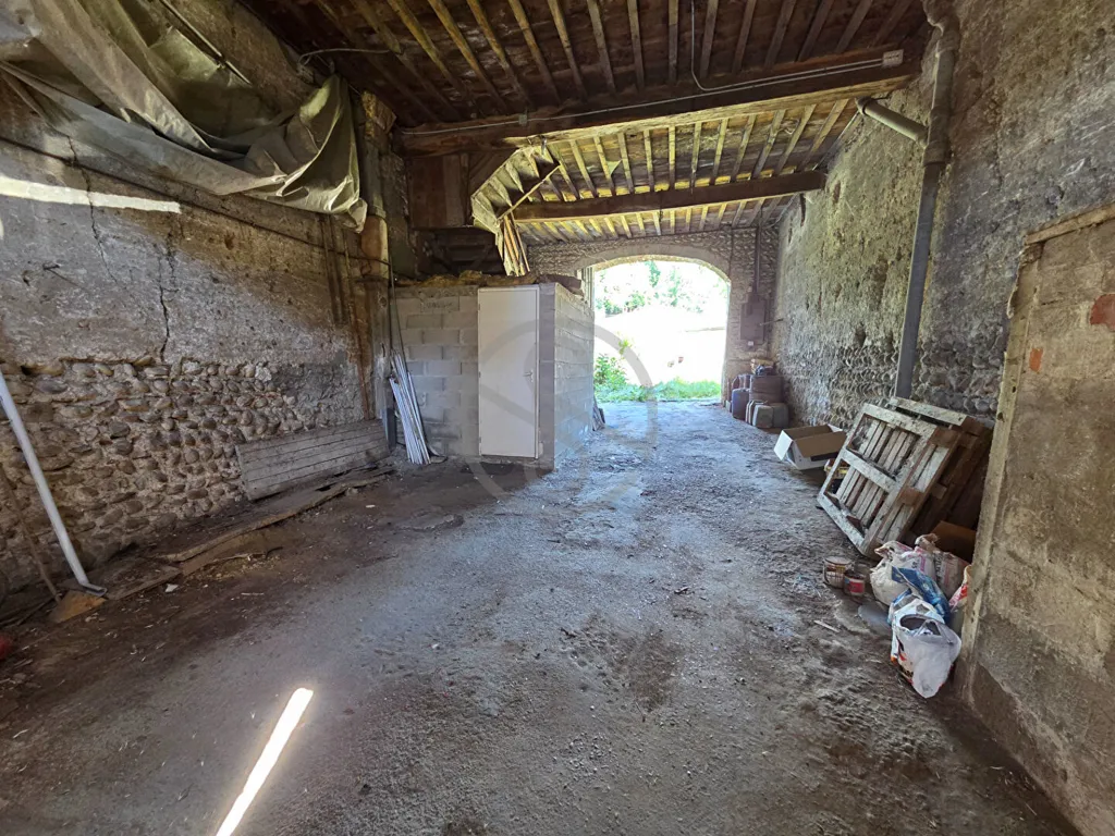 Garage - Maison de 9 Pièces avec Jardin au Centre de Viriville