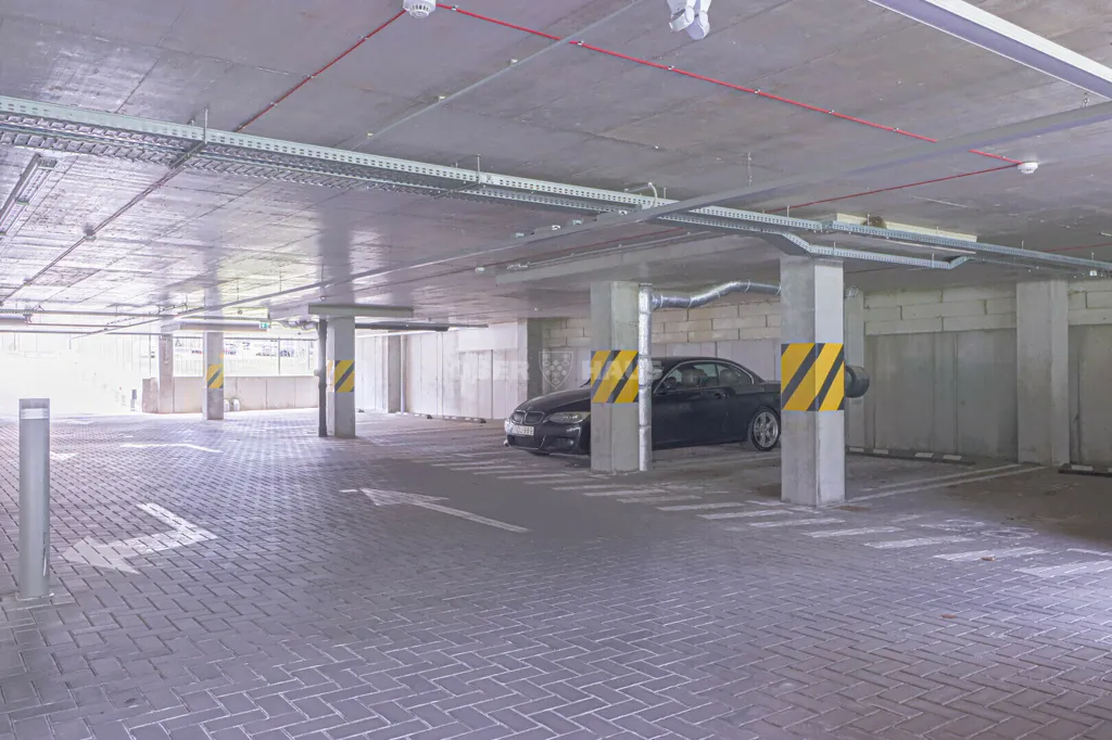 Garage - Modern Apartment with Terrace in Kaunas, Freda
