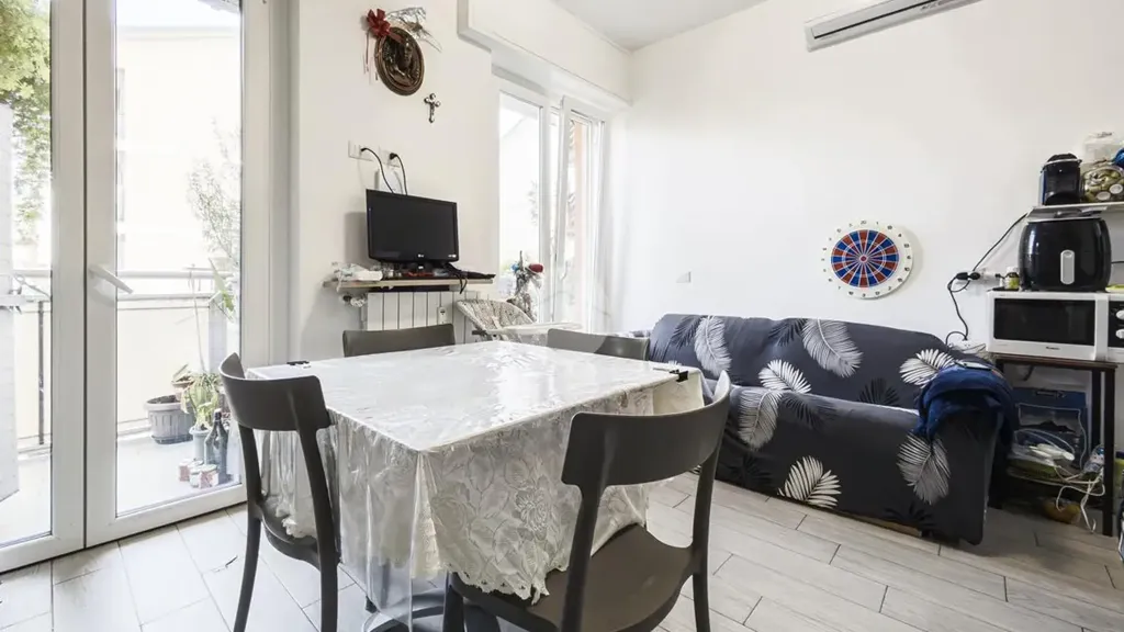 Söögituba - Rustic-Style Flat with Balcony in Milan