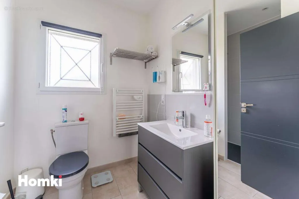 Bathrooms - Contemporary Villa with Garden in Vayres
