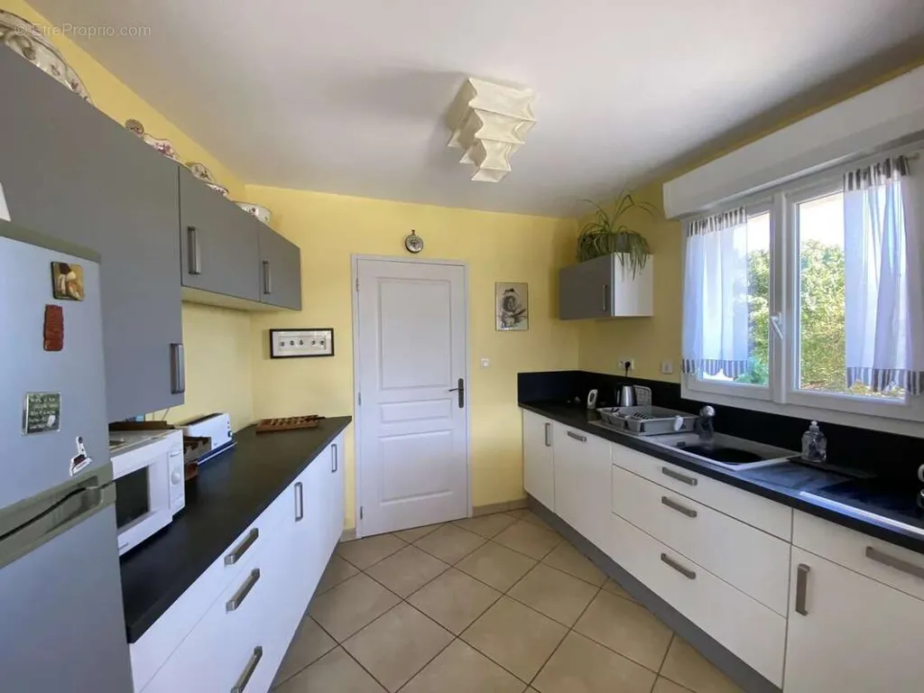 Cuisine - Propriété Contemporaine avec Parc à 8 km de Châtellerault