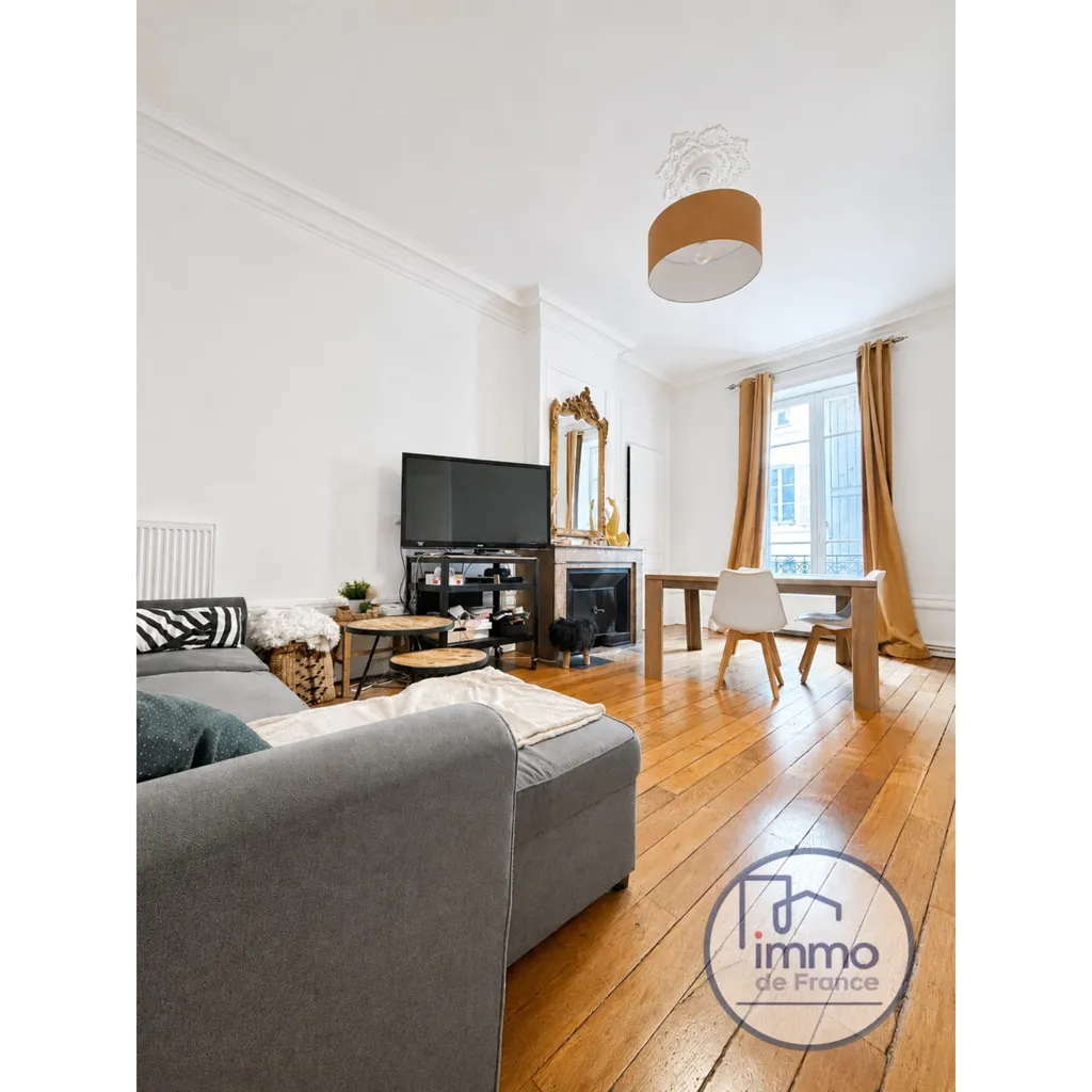 Séjour - Appartement T3 avec Cachet dans Immeuble Bourgeois à Vienne